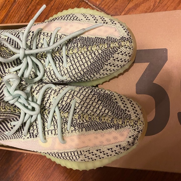 Yeezy Boost 350 v2 - Picture 4 of 8
